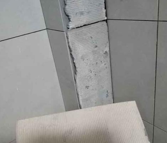 盘县瓷砖空鼓维修公司分享下厨房瓷砖脱落的补救措施。